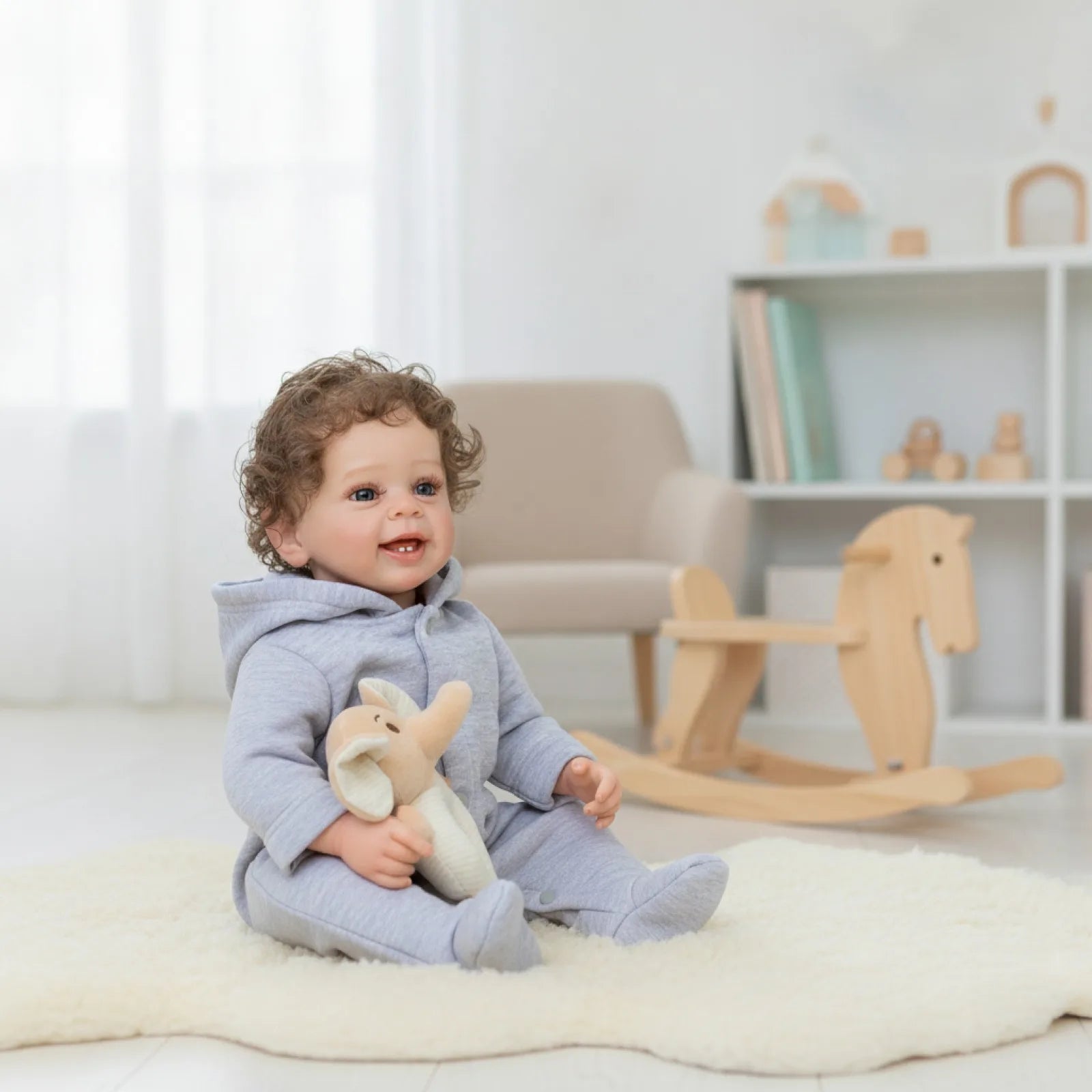 Poupée Reborn Garçon en Vinyle de 22 Pouces, Édition de Collection, Adorable Sourire avec Cheveux Bouclés Bruns et Yeux Bleus, Poupée Articulée, Cadeau de Fête
