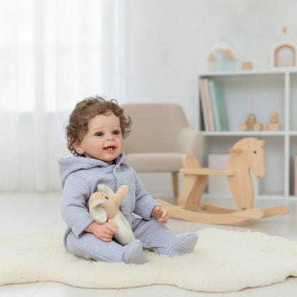 Poupée Reborn Garçon en Vinyle de 22 Pouces, Édition de Collection, Adorable Sourire avec Cheveux Bouclés Bruns et Yeux Bleus, Poupée Articulée, Cadeau de Fête