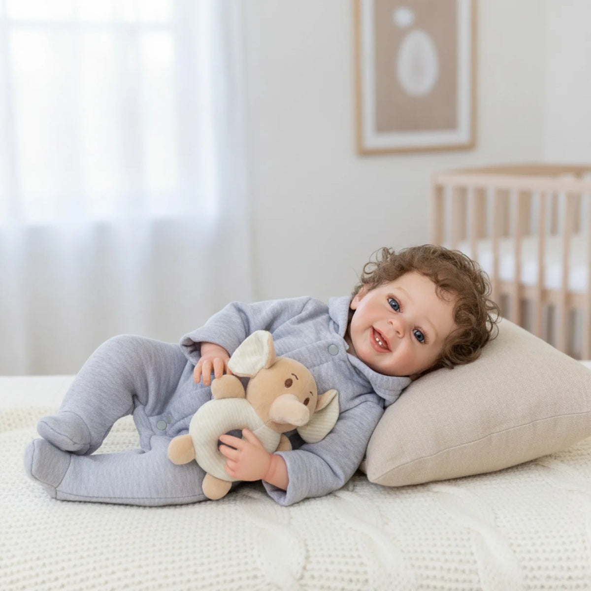 Poupée Reborn Garçon en Vinyle de 22 Pouces, Édition de Collection, Adorable Sourire avec Cheveux Bouclés Bruns et Yeux Bleus, Poupée Articulée, Cadeau de Fête
