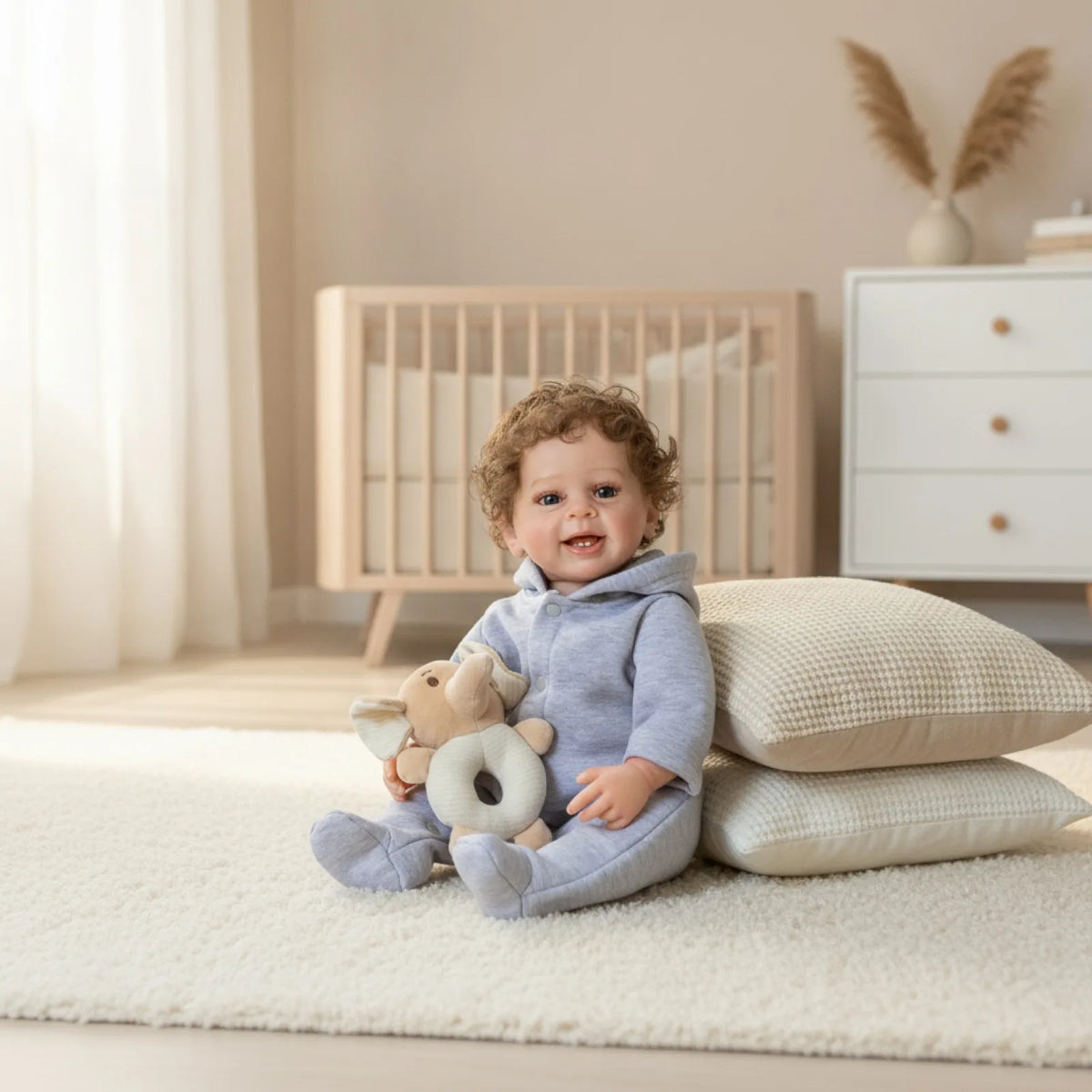 Poupée Reborn Garçon en Vinyle de 22 Pouces, Édition de Collection, Adorable Sourire avec Cheveux Bouclés Bruns et Yeux Bleus, Poupée Articulée, Cadeau de Fête